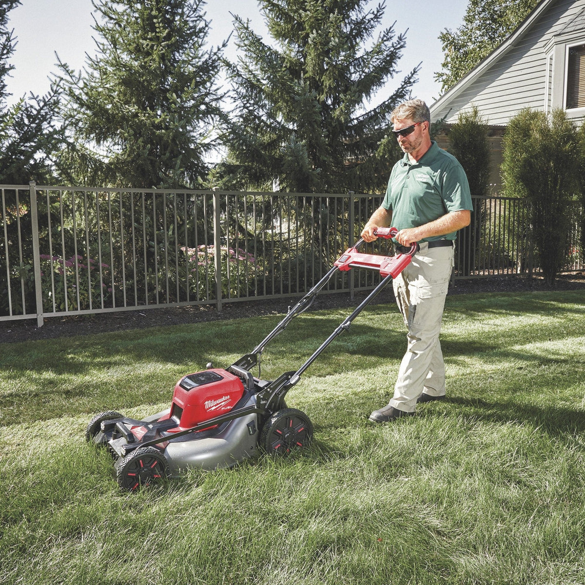 Milwaukee M18 FUEL Self-Propelled Dual Battery Cordless Lawn Mower Kit — 21in.