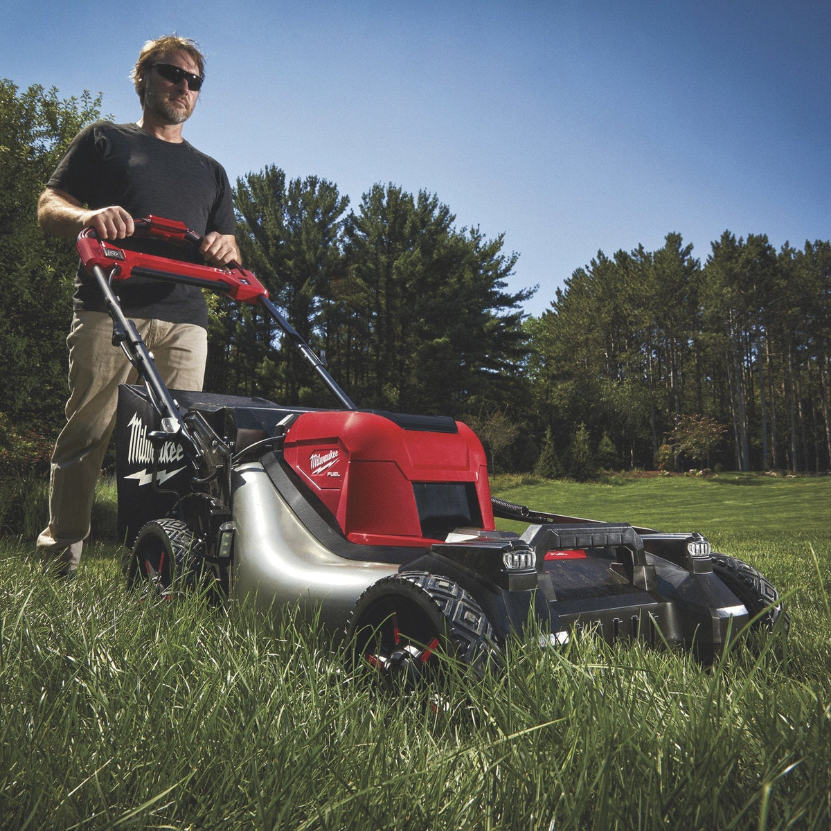 Milwaukee M18 FUEL Self-Propelled Dual Battery Cordless Lawn Mower Kit — 21in.